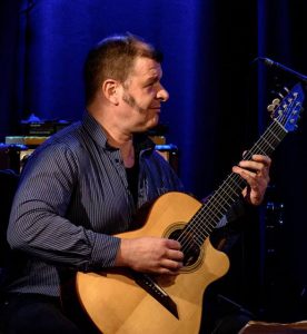 Read more about the article Andreas Brunn – 7 string guitar Solo @ Kleine Charlotte